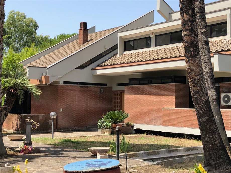 Villa indipendente plurilocale in vendita a Latina