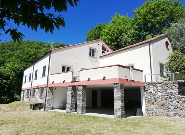 Villa indipendente plurilocale in vendita a vado-ligure