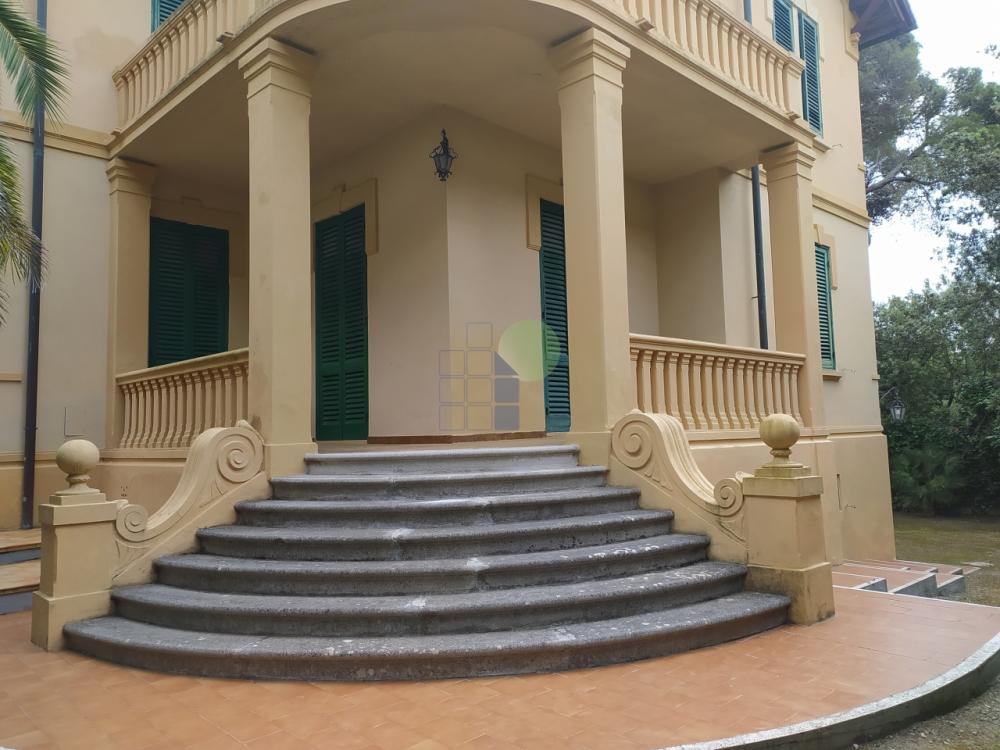 Villa indipendente in vendita a Quercianella