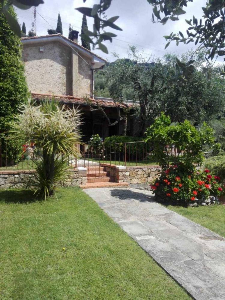 Villa indipendente quadrilocale in affitto a Capezzano monte