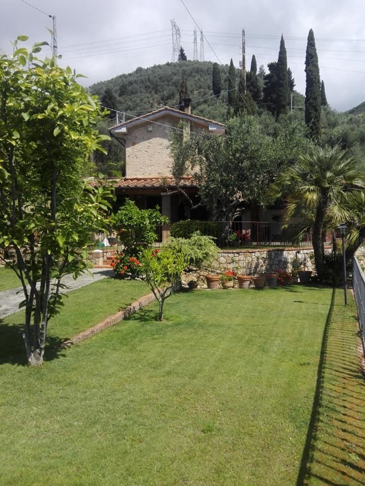 Villa indipendente quadrilocale in affitto a Capezzano monte