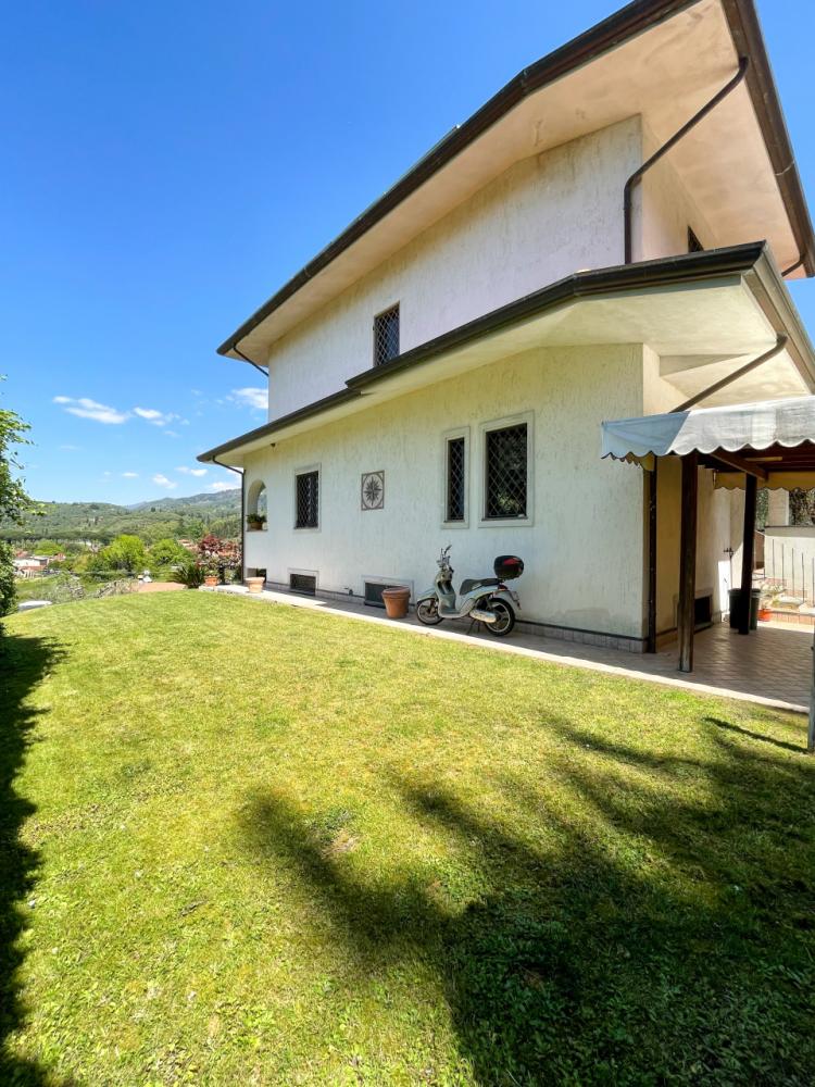 Villa indipendente plurilocale in vendita a Capezzano pianore