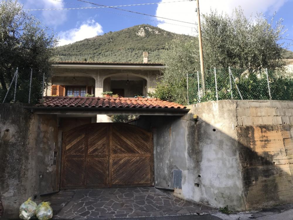 Villa indipendente plurilocale in vendita a Valdicastello carducci