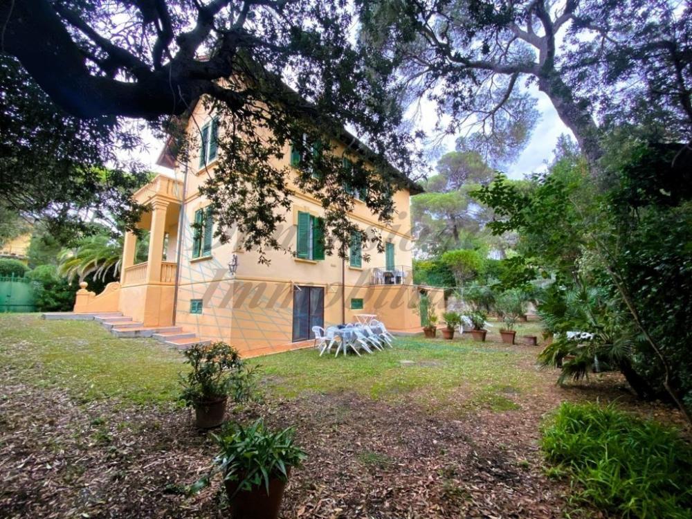 Villa indipendente plurilocale in vendita a Quercianella