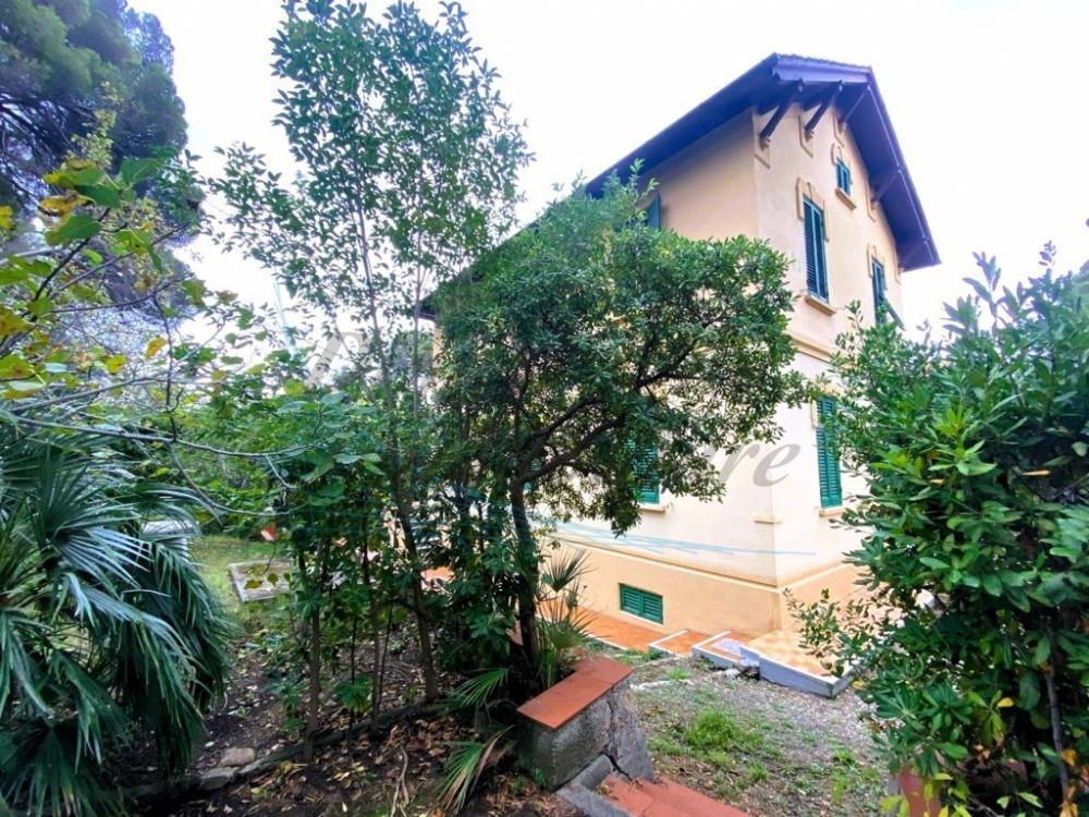 Villa indipendente plurilocale in vendita a Quercianella