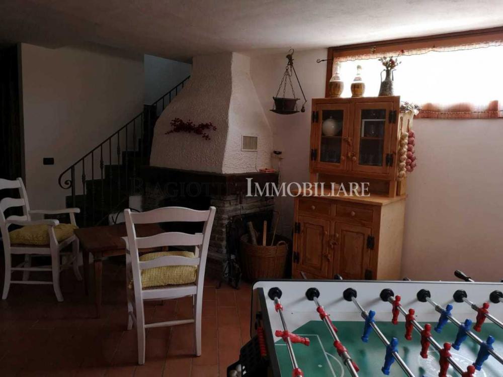 Villa indipendente plurilocale in vendita a Montenero