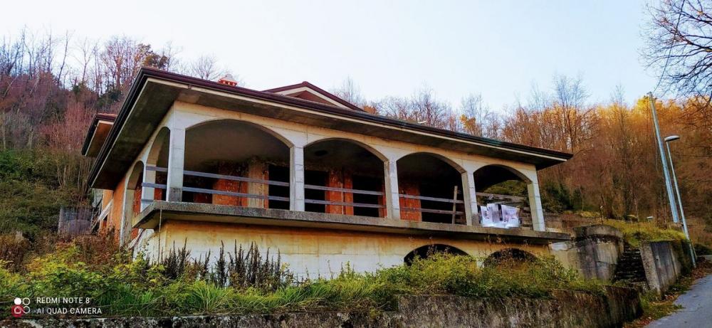 Villa plurilocale in vendita a Carrara