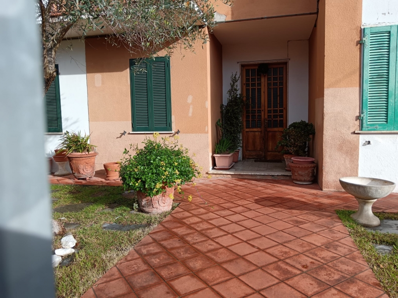 Villa indipendente quadrilocale in vendita a Camaiore