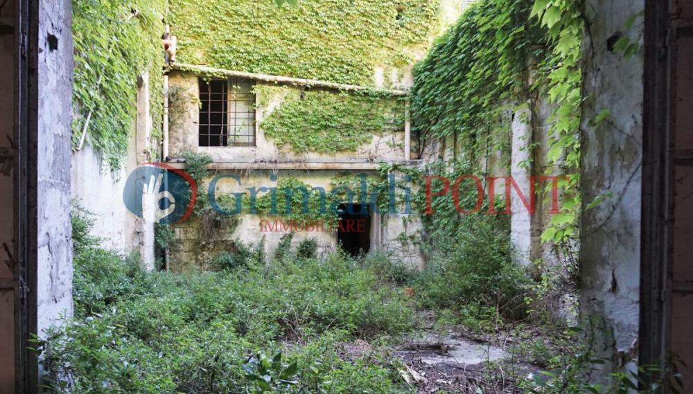 Villa indipendente plurilocale in vendita a lecce
