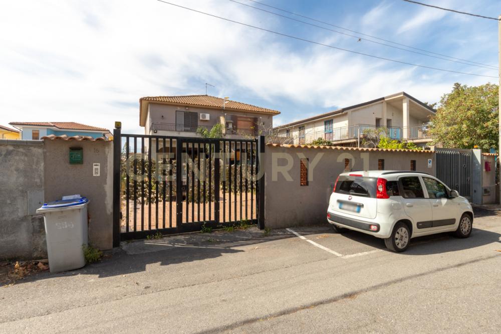 Villa indipendente quadrilocale in vendita a catania
