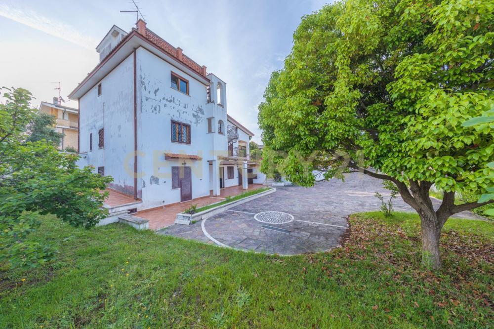 Villa indipendente plurilocale in vendita a anzio