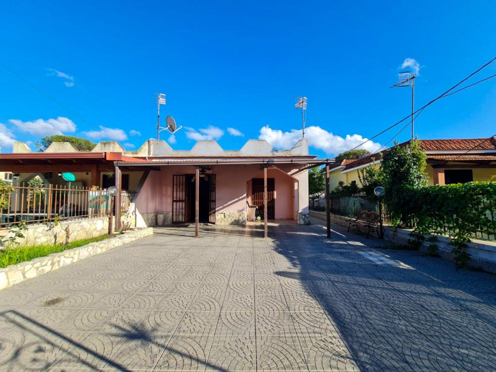 Villa indipendente trilocale in vendita a Pineta grande