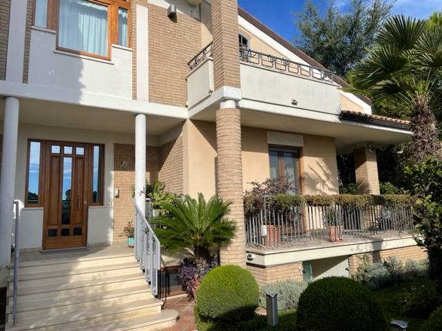 Villa indipendente plurilocale in vendita a Pescara
