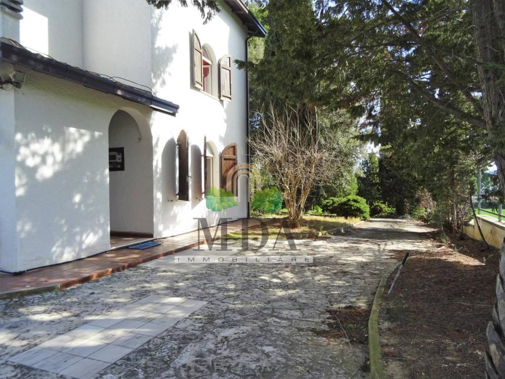 Villa indipendente plurilocale in vendita a Nereto