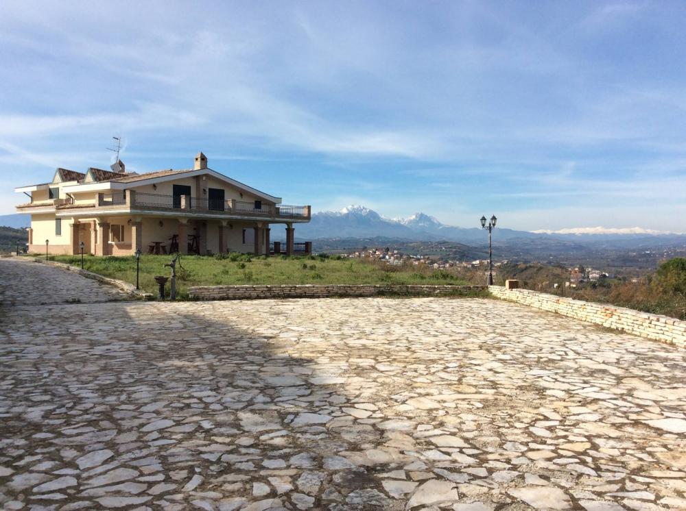 Villa indipendente plurilocale in vendita a Montesilvano