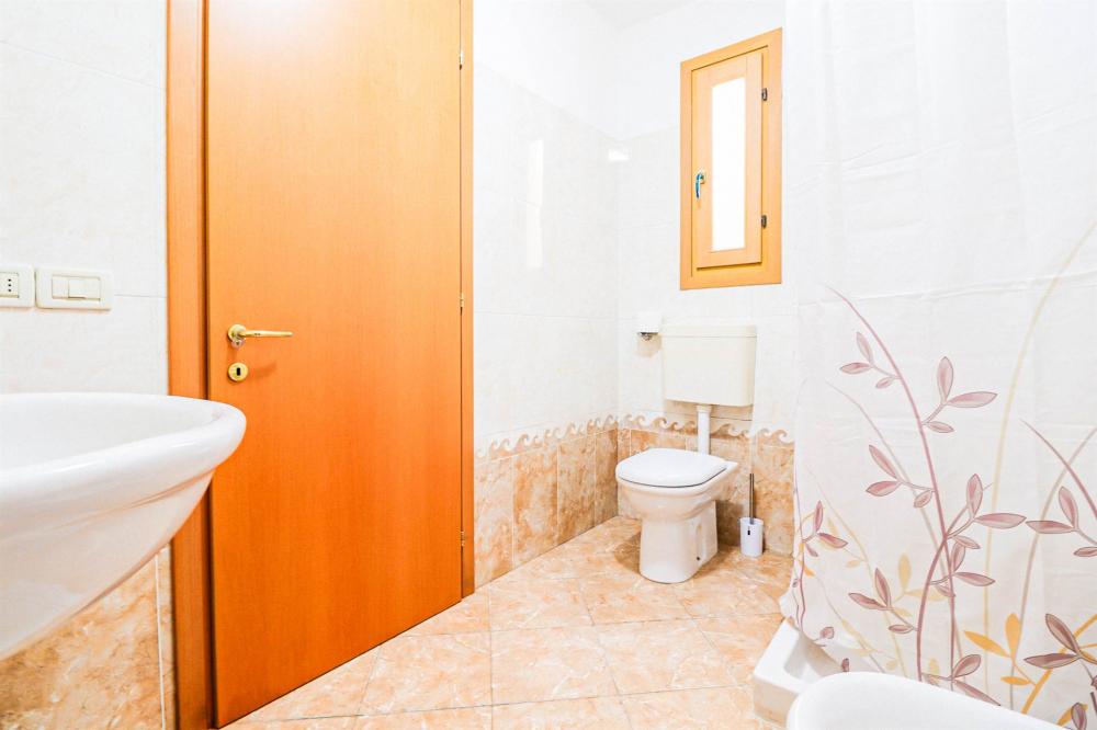 Bagno con box doccia  - Appartamento bilocale in vendita a latisana