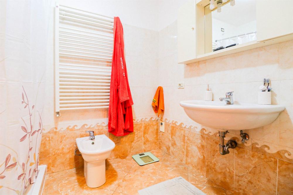 Bagno con box doccia  - Appartamento bilocale in vendita a latisana