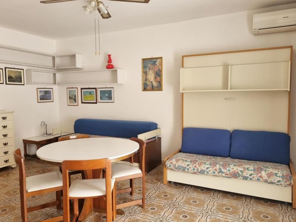 Soggiorno-letto - Appartamento monocamera in affitto a Grado Città Giardino