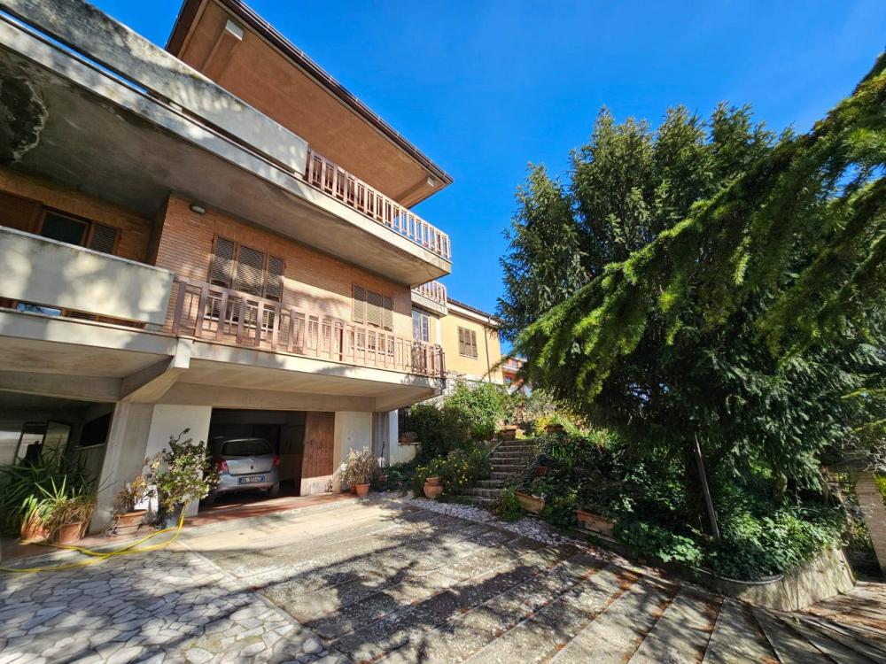 Villa plurilocale in vendita a Fermo