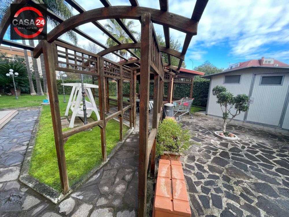 Villa indipendente plurilocale in vendita a Latina