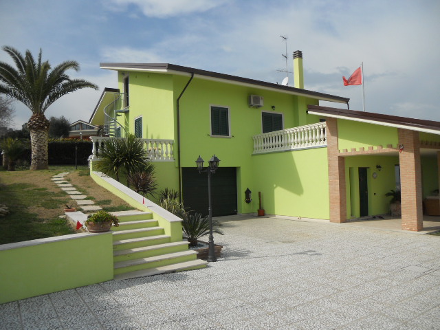 Villa indipendente plurilocale in vendita a Martinsicuro