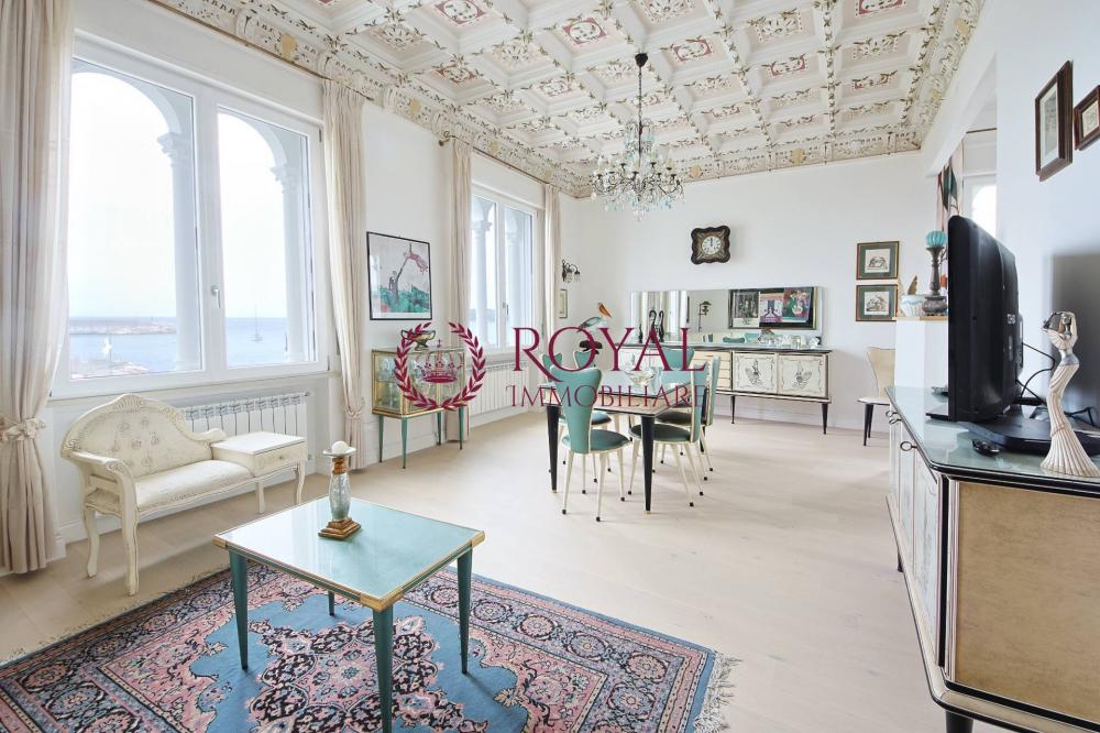Villa indipendente quadrilocale in vendita a Livorno