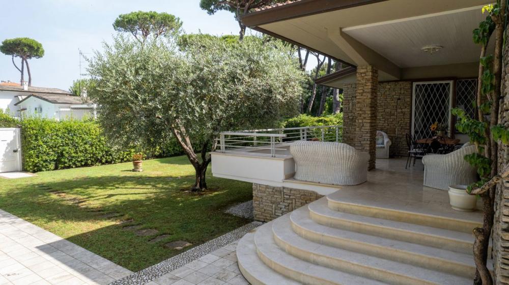 Villa indipendente plurilocale in vendita a camaiore