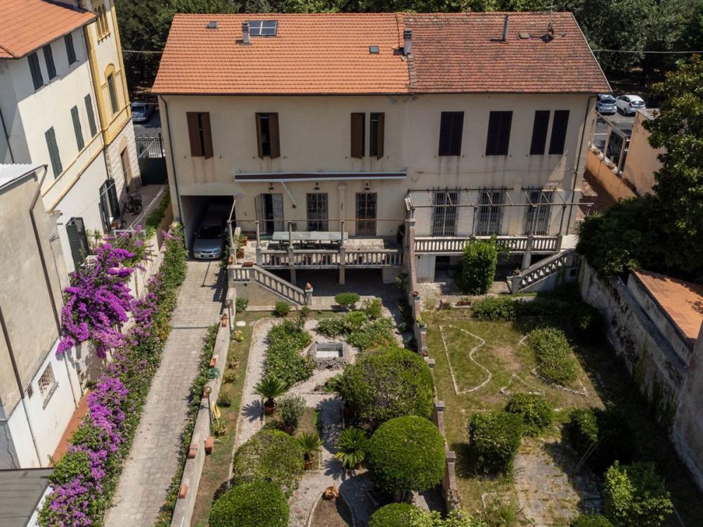 Villa indipendente plurilocale in vendita a viareggio