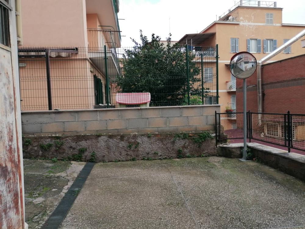 Garage bilocale in vendita a Roma