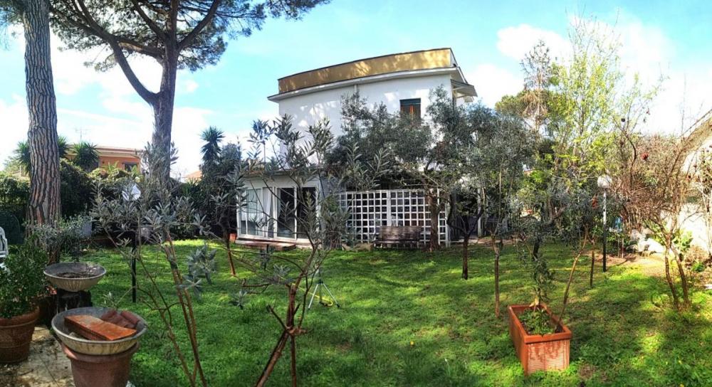 Villa indipendente quadrilocale in vendita a Lido dei pini