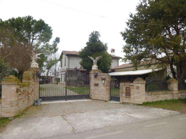 Villa plurilocale in vendita a San pietro in trento
