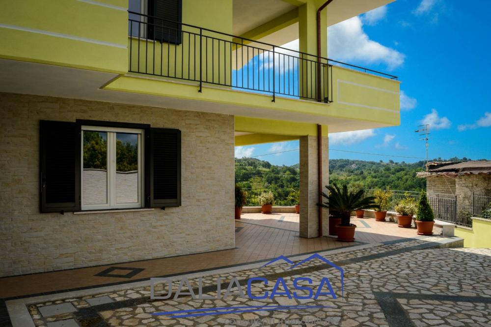 Villa indipendente plurilocale in vendita a Minturno