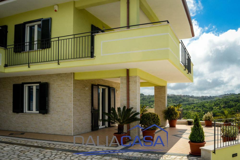 Villa indipendente plurilocale in vendita a Minturno