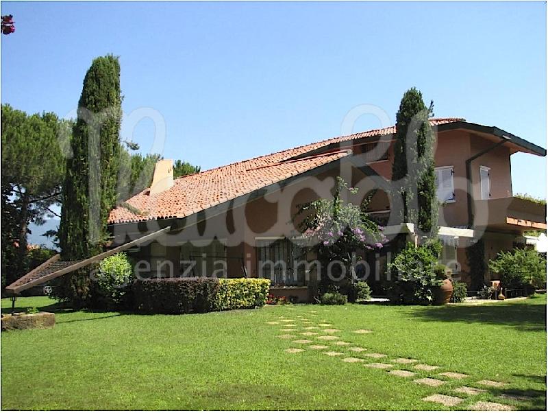 Villa indipendente plurilocale in affitto a Camaiore