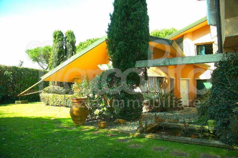 Villa indipendente plurilocale in affitto a Camaiore