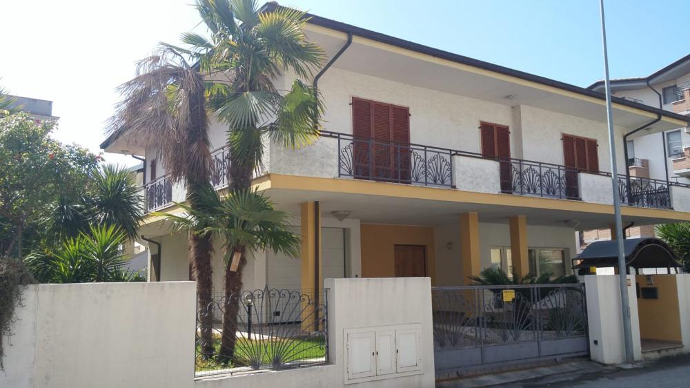 Villa indipendente plurilocale in vendita a Alba Adriatica