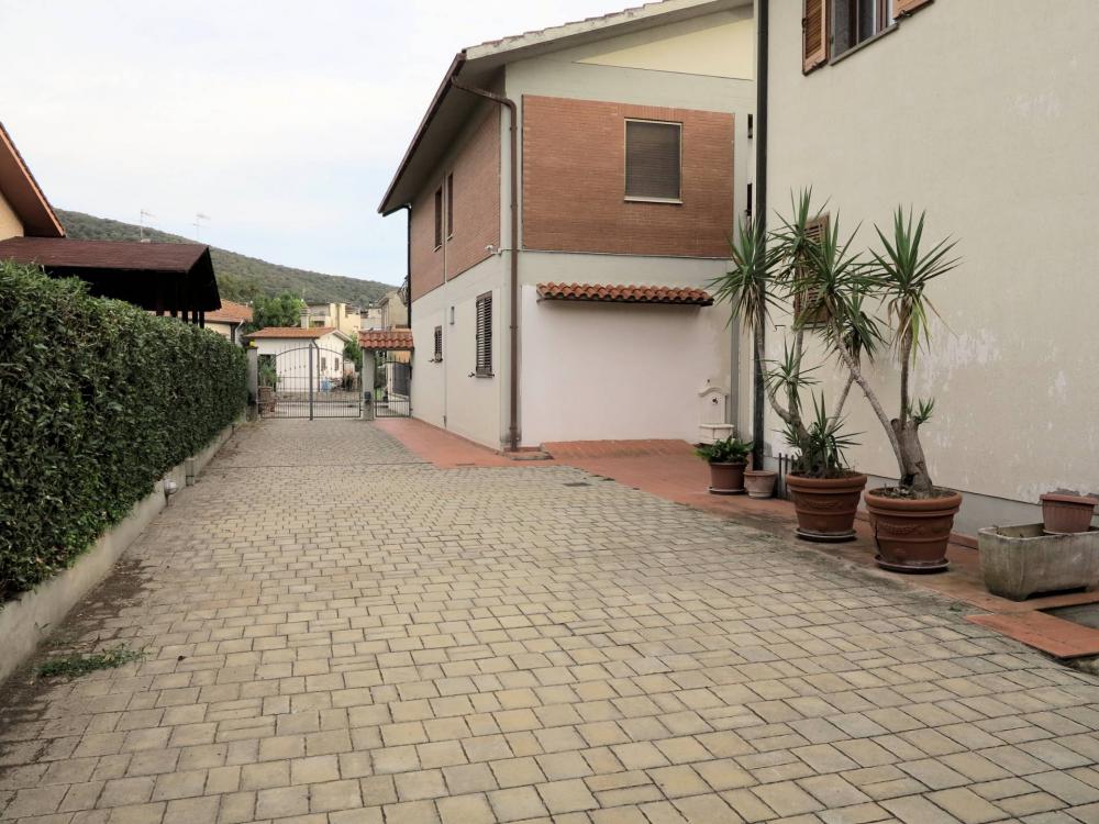 Villa indipendente plurilocale in vendita a Camaiore