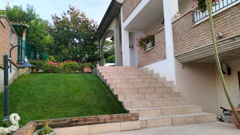 Villa indipendente plurilocale in vendita a Cappelle sul Tavo