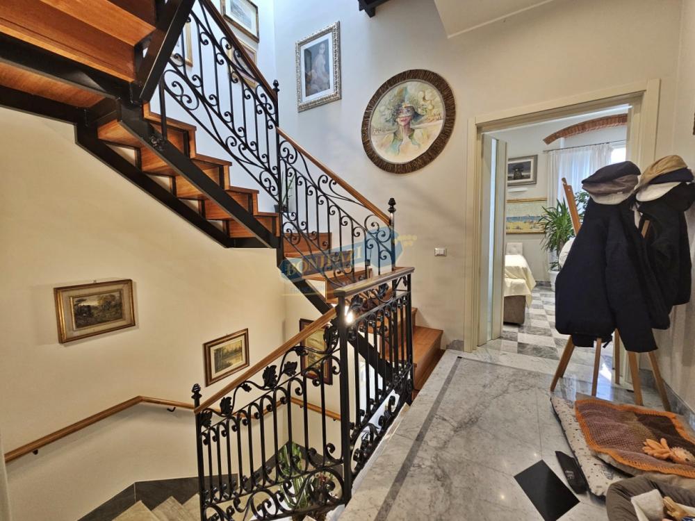 Villa indipendente quadrilocale in vendita a viareggio