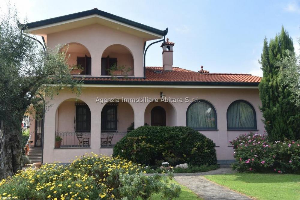 Villa plurilocale in vendita a montignoso