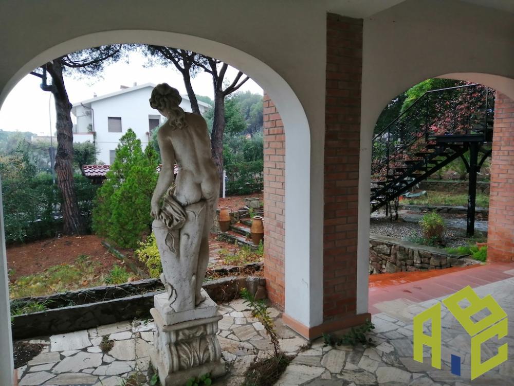 Villa plurilocale in vendita a Castiglioncello