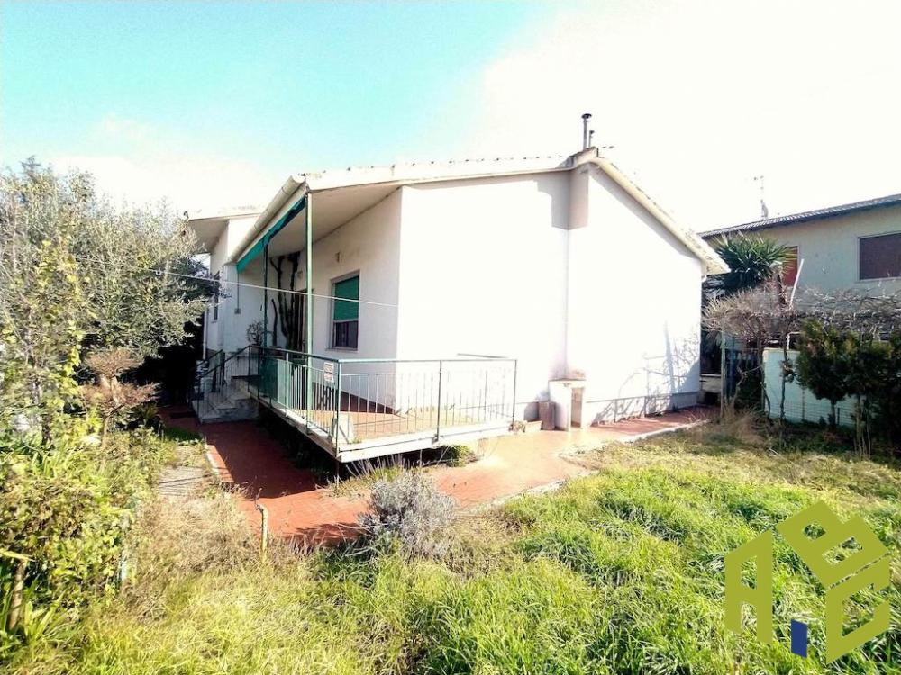 Villa quadrilocale in vendita a Rosignano solvay