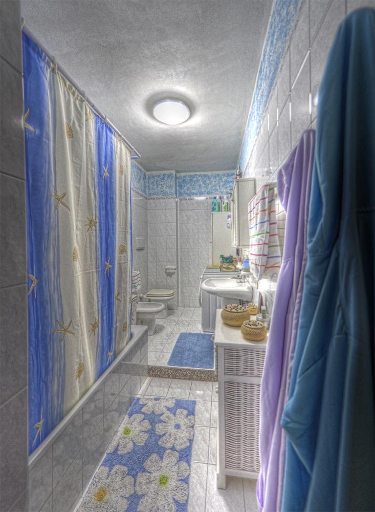 bagno con vasca appartamento con due camere a portoferraio, elba - Appartamento trilocale in vendita a Periferia