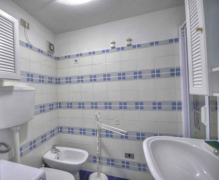 Elba Poggio Appartamento con grande terrazza vista mare in villa fine 800 - Il bagno con doccia - Appartamento bilocale in vendita a Poggio