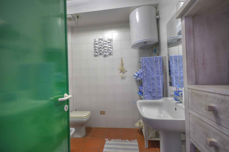 Il bagno con doccia - Villa indipendente bilocale in vendita a portoferraio