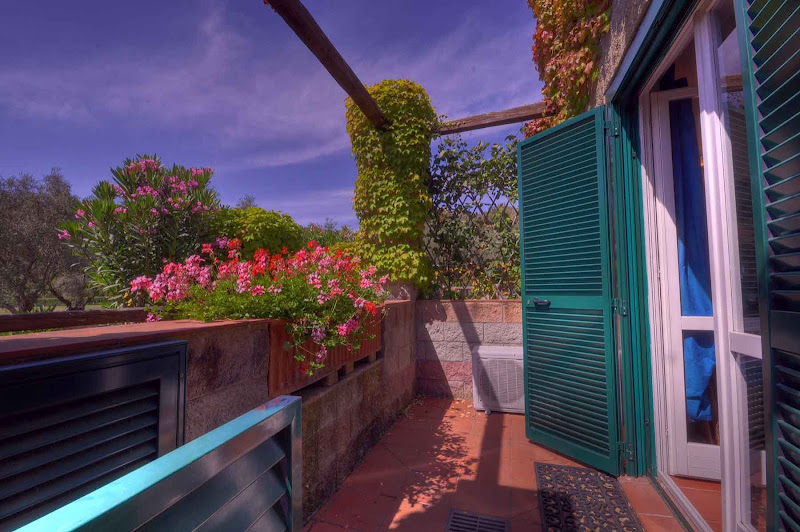 La terrazza di ingresso affacciata nel verde - Villa indipendente bilocale in vendita a portoferraio