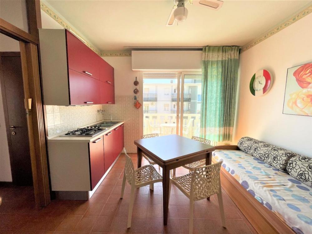 Soggiorno con angolo cottura - Appartamento bilocale in vendita a Bibione