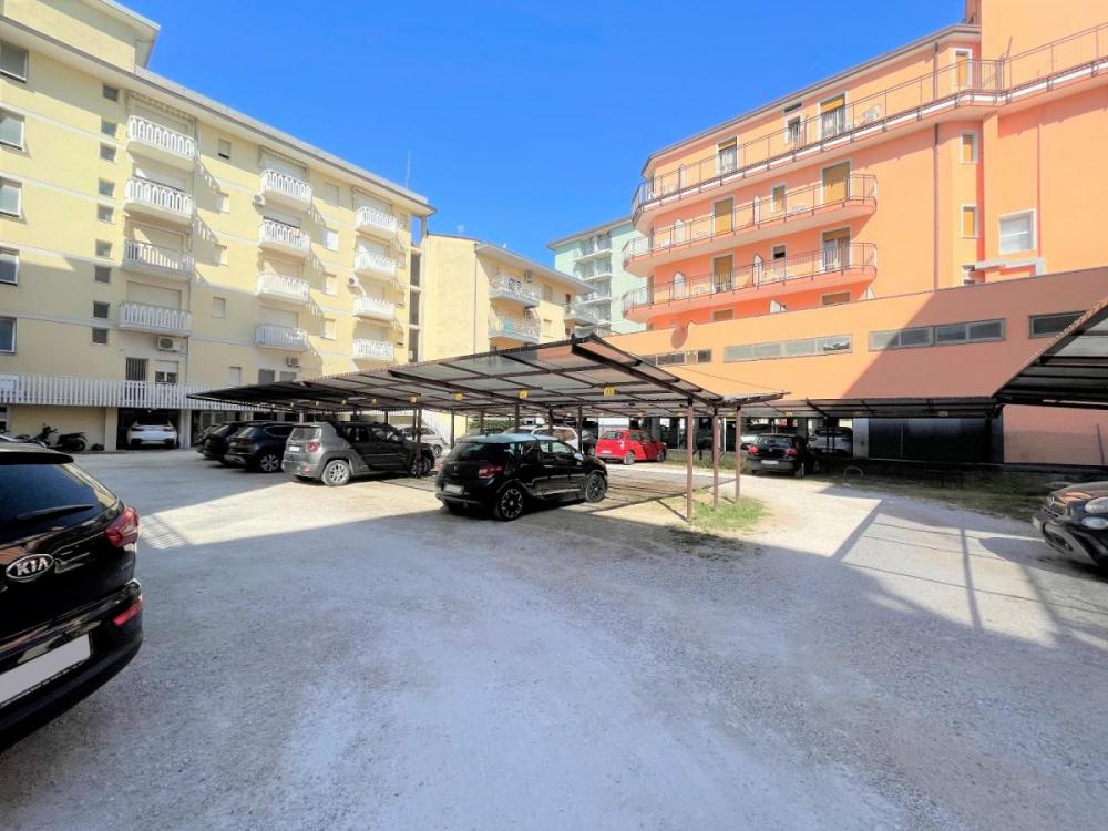 Parcheggio - Appartamento bilocale in vendita a Bibione