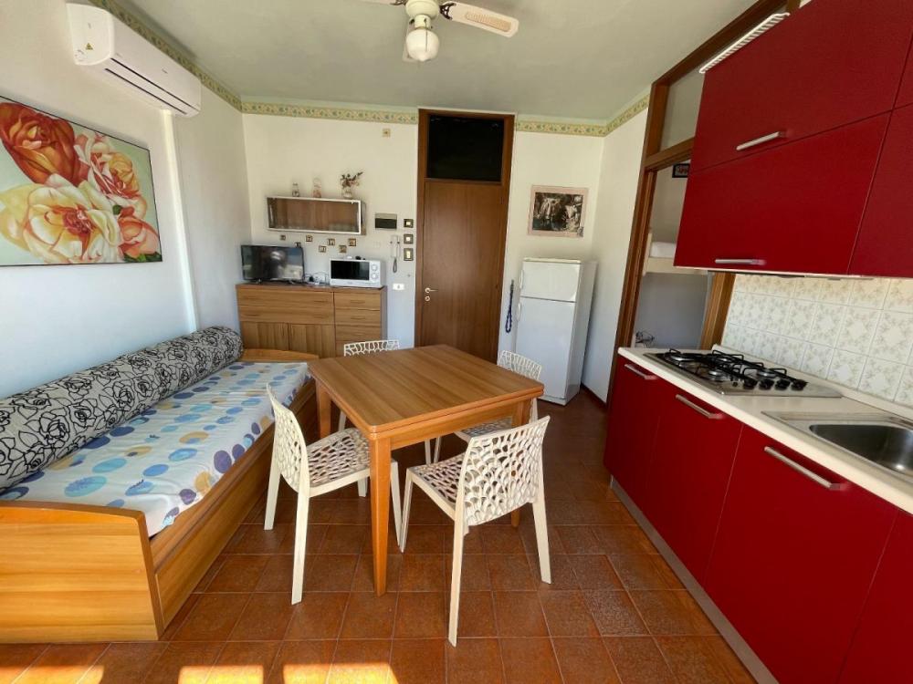 Soggiorno con angolo cottura - Appartamento bilocale in vendita a Bibione
