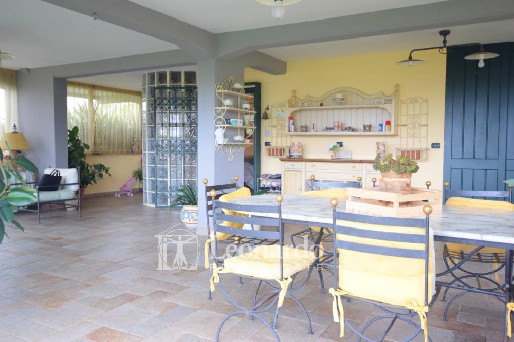 Villa indipendente plurilocale in vendita a Viareggio